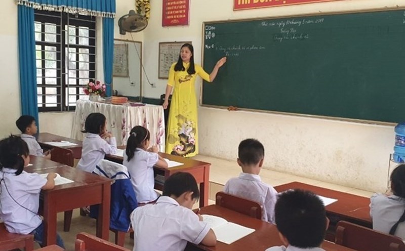 The draft Decree regulating codes, appointments and salary classification for teachers teaching in public educational institutions proposes many new policies on salaries. Photo: Minh Huong