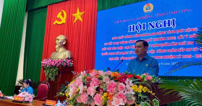 The Vinh Long Provincial Federation of Labor held an expanded Executive Committee Conference, summarizing trade union activities in the third quarter, and deploying tasks for the fourth quarter of 2025. Photo: Hoang Loc