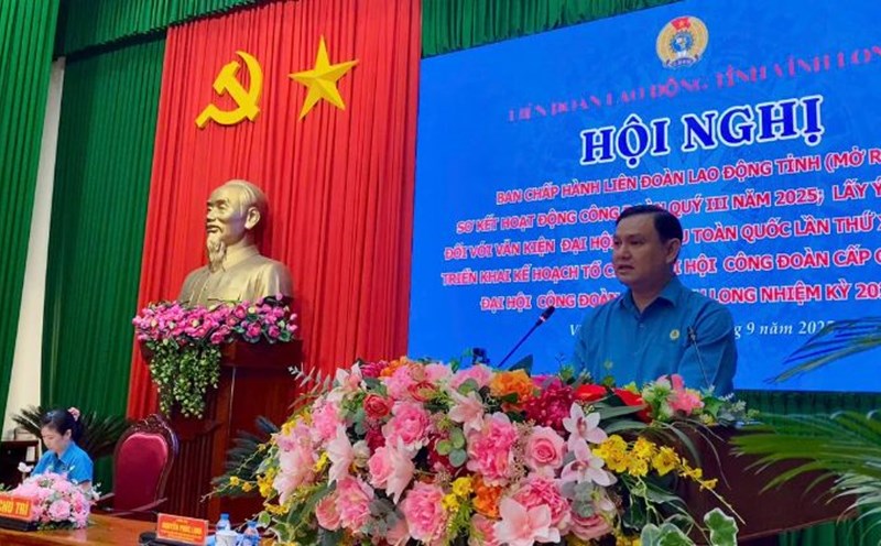 The Vinh Long Provincial Federation of Labor held an expanded Executive Committee Conference, summarizing trade union activities in the third quarter, and deploying tasks for the fourth quarter of 2025. Photo: Hoang Loc