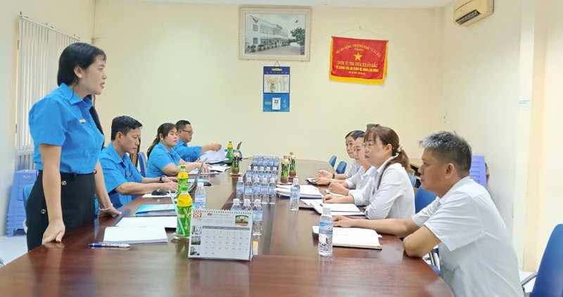 The Inspection Committee of Vinh Long Labor Federation supervises the affiliated trade union. Photo: Vinh Long Provincial Federation of Labor