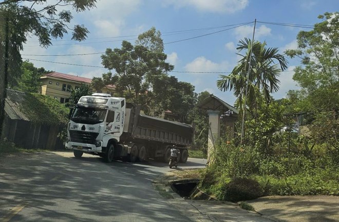 Xe tải trọng lớn hoạt động ngày đêm, Quốc lộ 2D vừa sửa đã hỏng