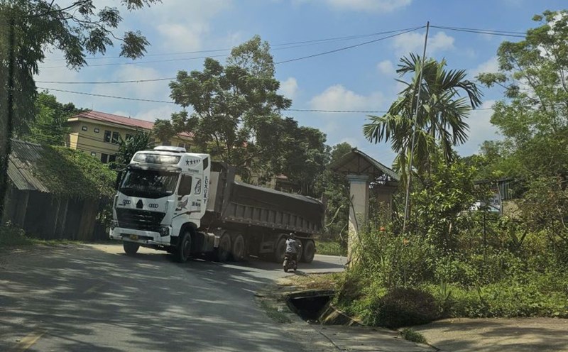 People in Yen Binh (Lao Cai) are upset because the road is damaged by heavy trucks. Photo: Bao Nguyen