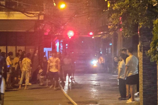 Using special vehicles to put out the fire and rescue people in Lac Long Quan. Photo: Phung Tuan