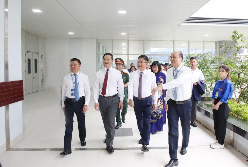 El miembro del Comite Central del Partido el Viceprimer Ministro Le Thanh Long (segundo de la izquierda) y el Presidente del Comite Popular Provincial de Bac Ninh Vuong Quoc Tuan visitan las instalaciones de la Universidad de Derecho de Hanoi sede de Bac Ninh el 19 de agosto. Foto: Linh Ngoc