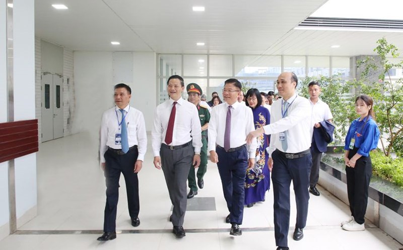 Member of the Party Central Committee, Deputy Prime Minister Le Thanh Long (2nd from right) and Chairman of the People's Committee of Bac Ninh province Vuong Quoc Tuan visited the facilities of Hanoi Law University, Bac Ninh campus, on August 19. Photo: Linh Ngoc