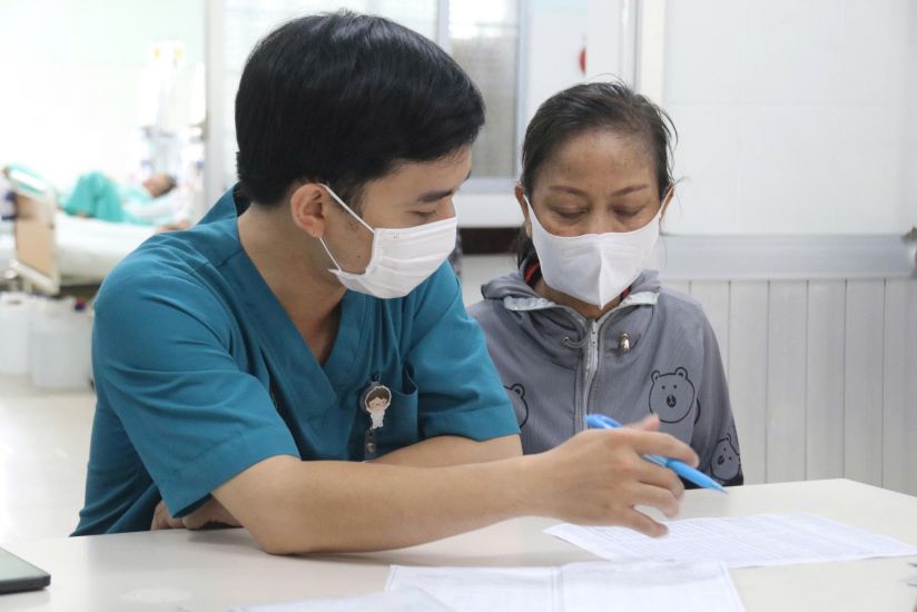 Chronic kidney patients are advised by doctors in Khanh Hoa on treatment regimens suitable for their health and financial conditions. Photo: Phuong Linh