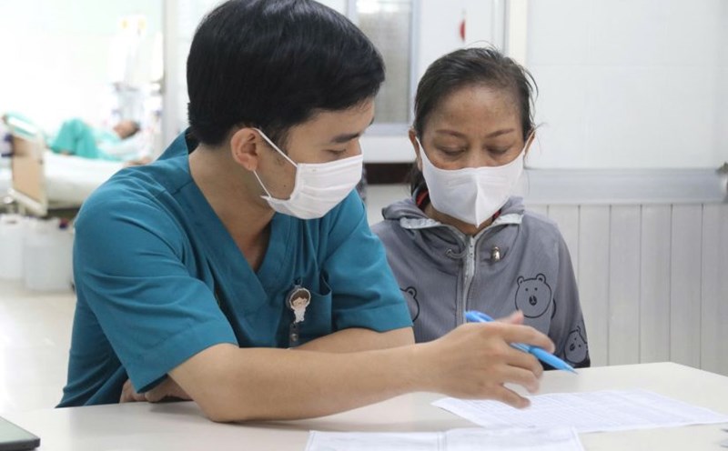 Chronic kidney patients are advised by doctors in Khanh Hoa on treatment regimens suitable for their health and financial conditions. Photo: Phuong Linh