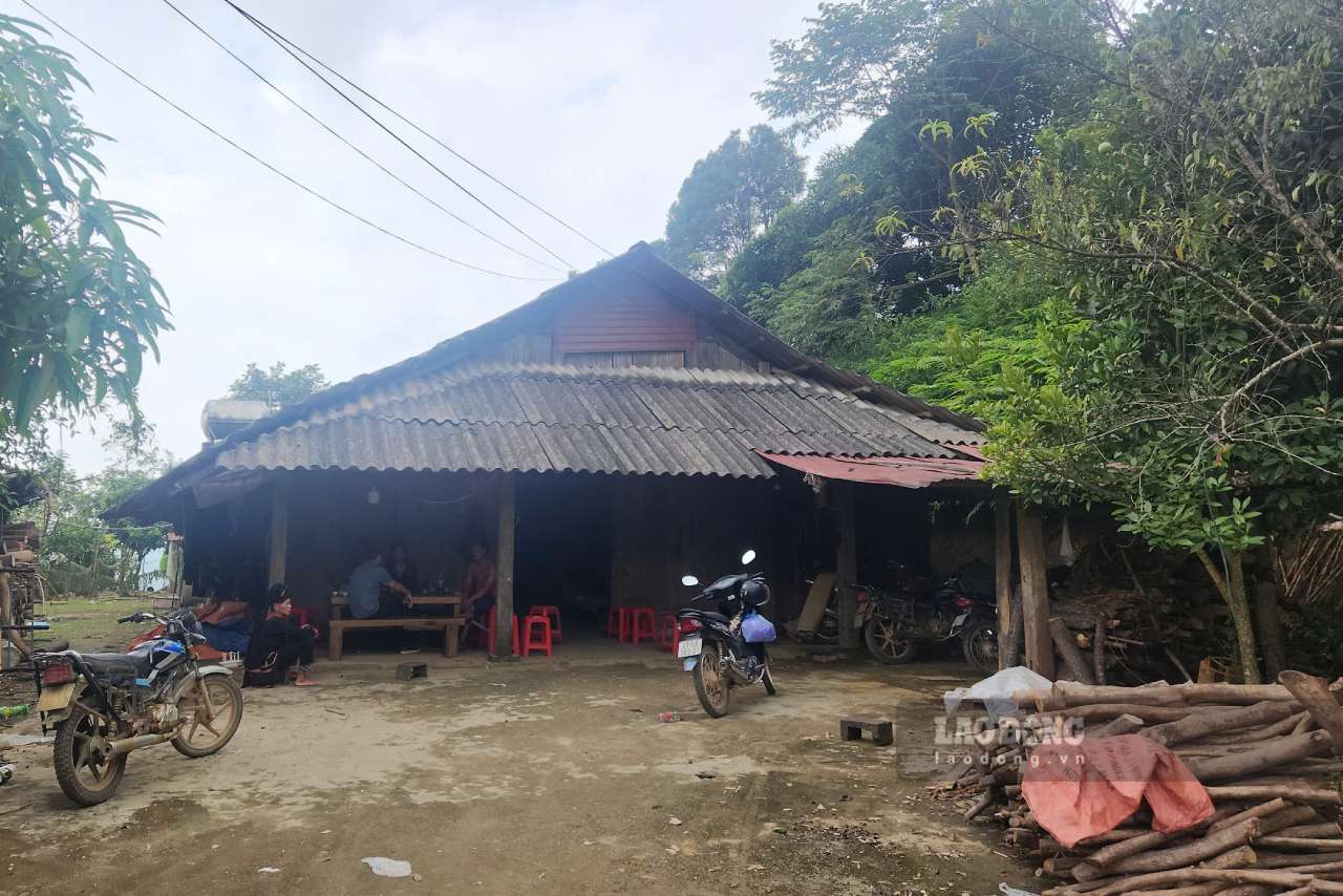Ngoi nha go duoc hai vo chong dung len sau nhieu nam lam viec vat va. Anh: Van Duc