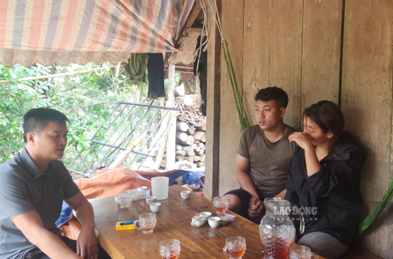 Hai vo chong tre dau xot truoc su ra di cua hai con nho. Anh: Trong Loc