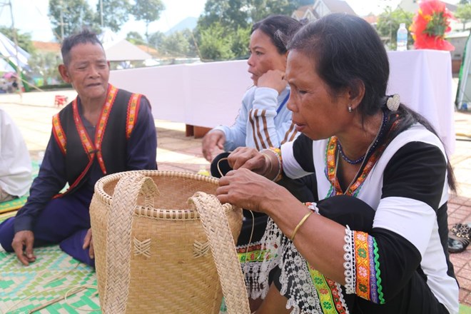 Khanh Hoa sets a target of 50% of the elderly mastering basic digital skills. Photo: Phuong Linh