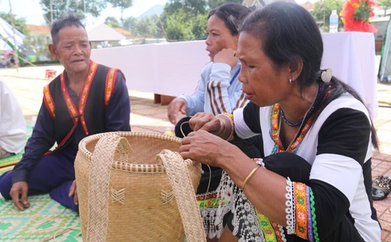 Khanh Hoa sets a target of 50% of the elderly mastering basic digital skills. Photo: Phuong Linh