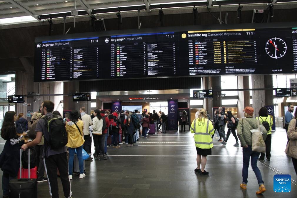 노르웨이 수도 오슬로 비행장에서 줄을 서 있는 승객들. 사진: 신화통신