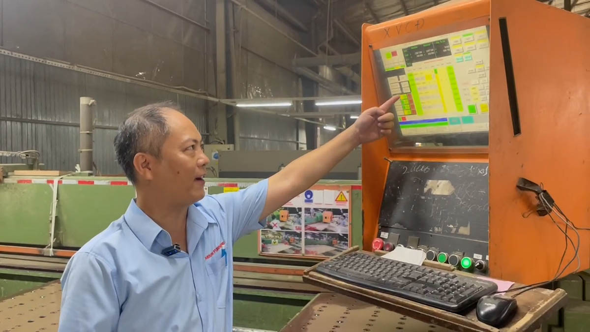 Workers in Ho Chi Minh City are creative, wood businesses save billions of dong in costs. Photo: Dinh Trong