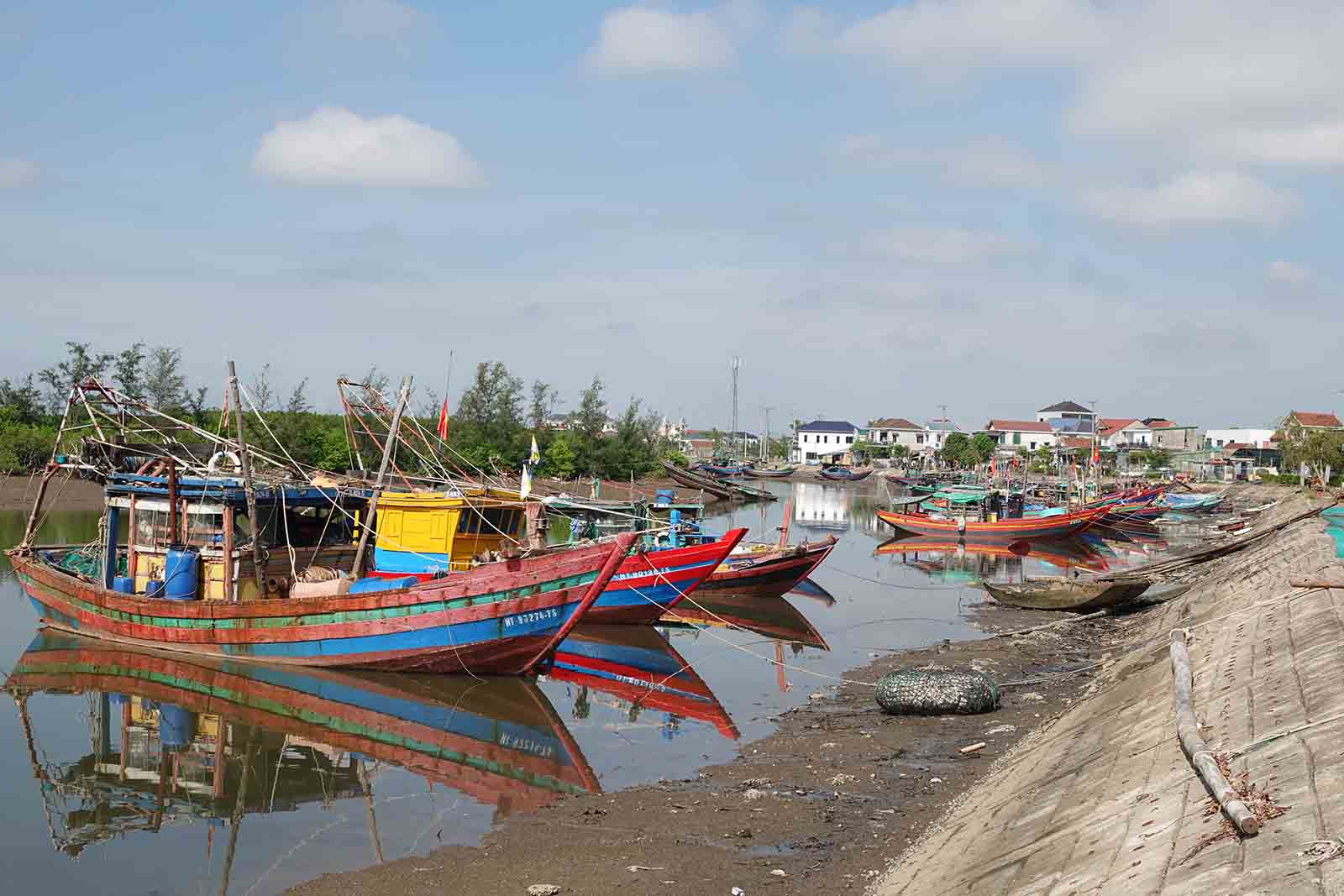 Many fishing vessels in Ha Tinh have anchored to take shelter from the storm at Cua Sot An anchorage Area (Loc Ha commune). Photo: Tran Tuan.