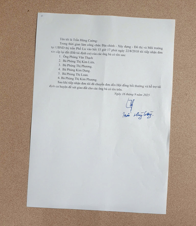 Người dân đến gặp ông Trần Hùng Cường để xin xác nhận chứ không hề làm việc với Trưởng phòng Kinh tế Đỗ Cao Thọ. Ảnh: Đinh Đại 