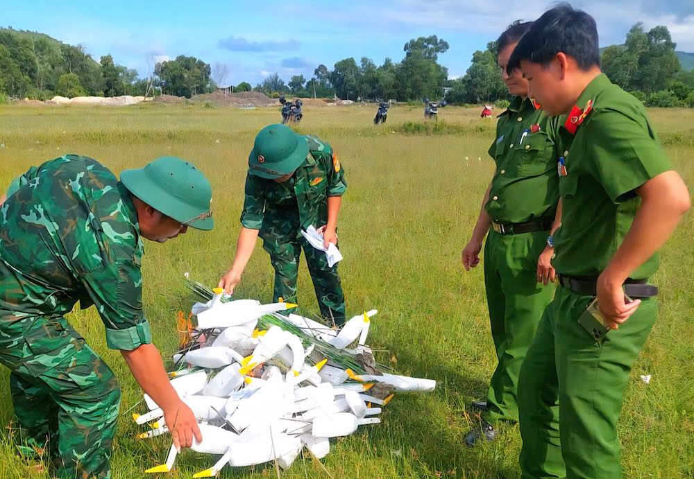 Hien nay dang vao cao diem mua chim di cu, tinh trang su dung co gia, luoi giang, loa dan du van xay ra tai mot so xa phuong. Chi cuc Kiem lam TP Hue chi dao cac don vi truc thuoc tang cuong kiem tra, thao do bay, dong thoi de nghi chinh quyen co so day manh tuyen truyen, van dong nguoi dan khong san, bat, bay, mua ban, van chuyen, tieu thu chim hoang da trai phep. 