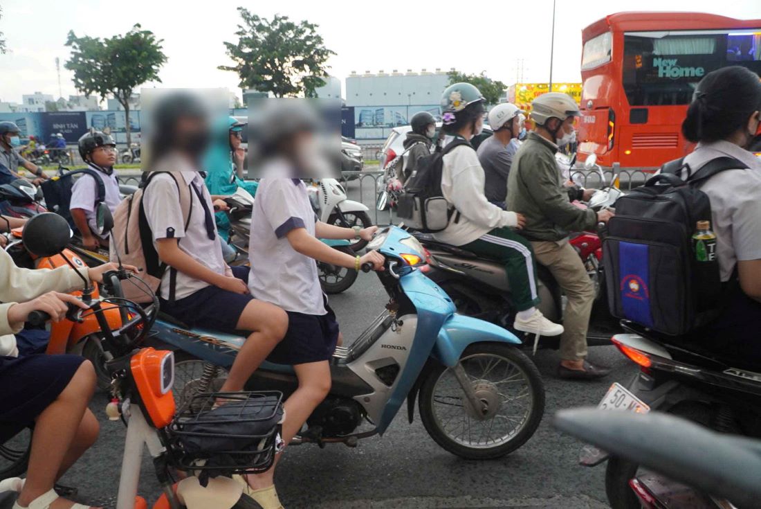 Los estudiantes no llevan casco conducen vehiculos de mas de 50 cc cuando participan en el trafico. Foto: Chan Phuc