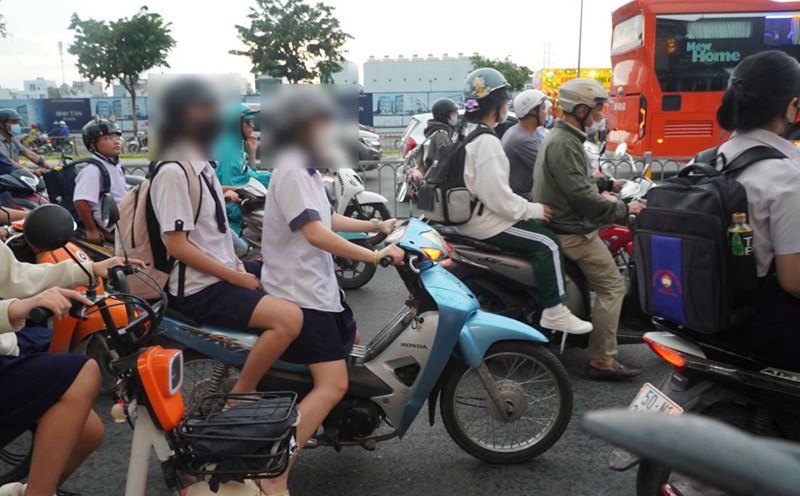 Students do not wear helmets and drive vehicles over 50cc when participating in traffic. Photo: Chan Phuc