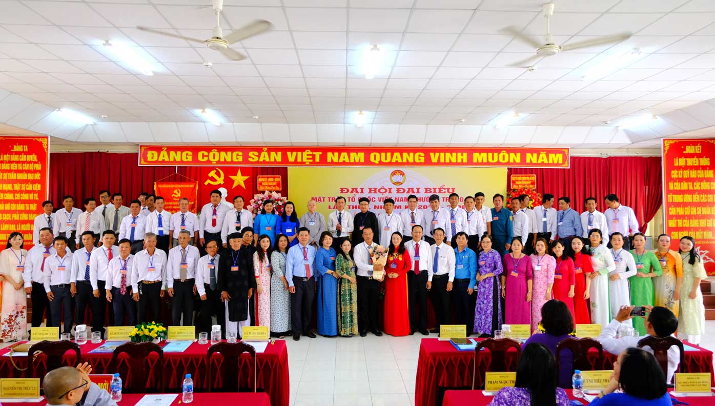 Cac dai bieu chup anh luu niem. Anh: My Ly