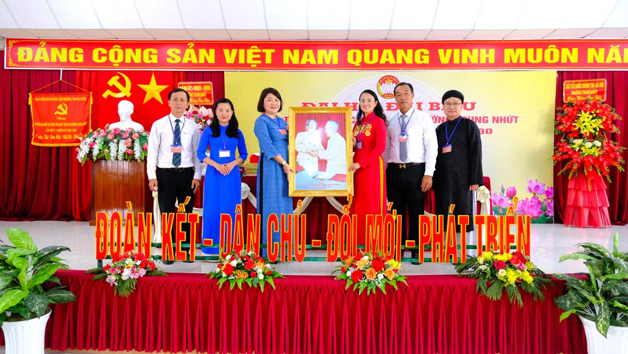 Uy ban Mat tran To quoc Viet Nam TP Can Tho tang tranh chuc mung Dai hoi. Anh: My Ly