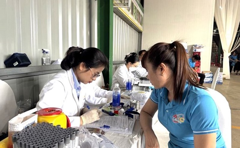 Union members and workers receive free health check-ups. Photo: Bao Trung
