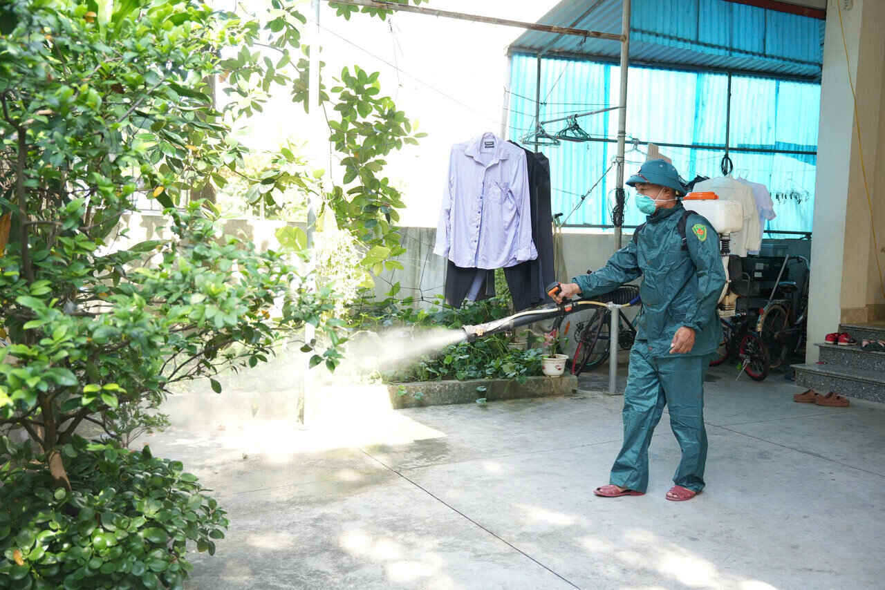Hai Duong ward deploys emergency measures to handle dengue fever outbreak. Photo: Quoc Tung