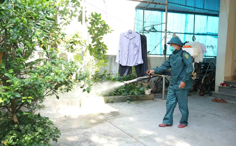 Hai Duong ward deploys emergency measures to handle dengue fever outbreak. Photo: Quoc Tung