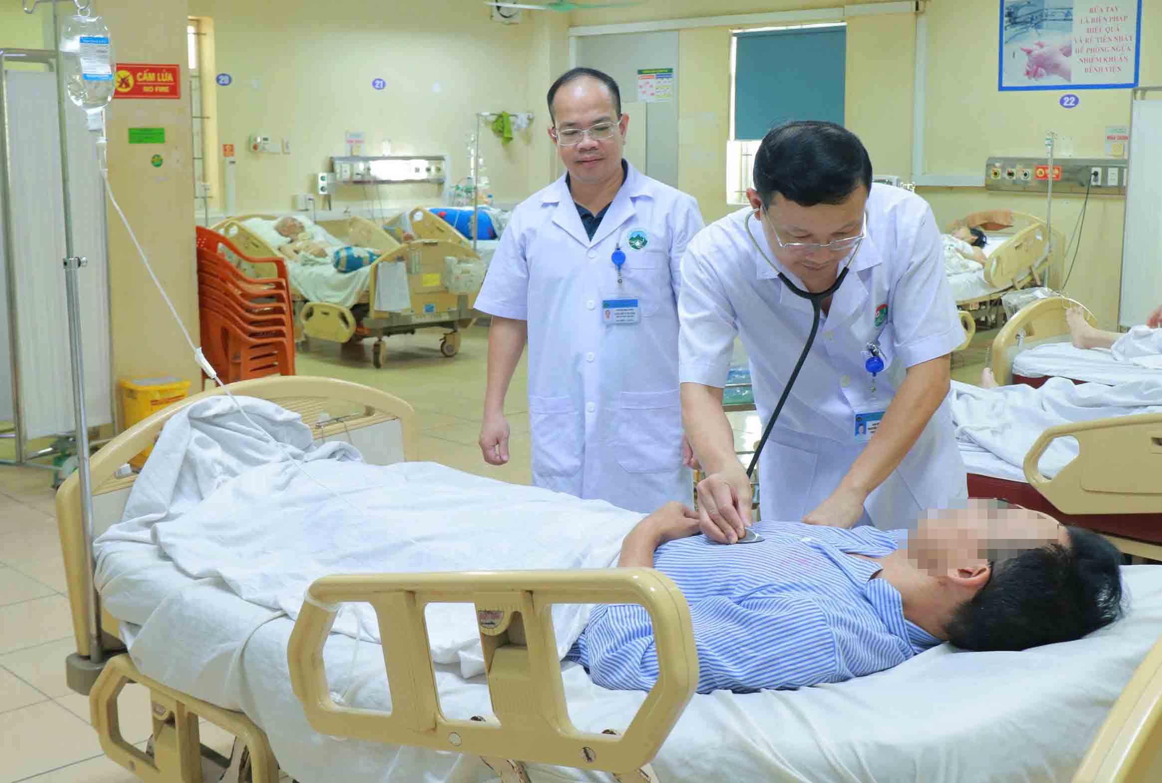 Doctors at Ha Tinh General Hospital examined and treated the patient. According to the arrangement plan, Ha Tinh General Hospital will be built to reach the level of a specialized medical facility. Photo: Tran Tuan.