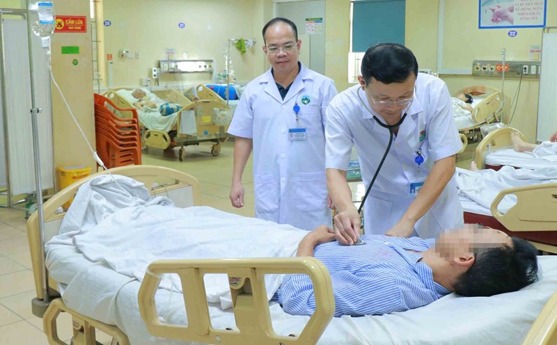 Doctors at Ha Tinh General Hospital examined and treated the patient. According to the arrangement plan, Ha Tinh General Hospital will be built to reach the level of a specialized medical facility. Photo: Tran Tuan.