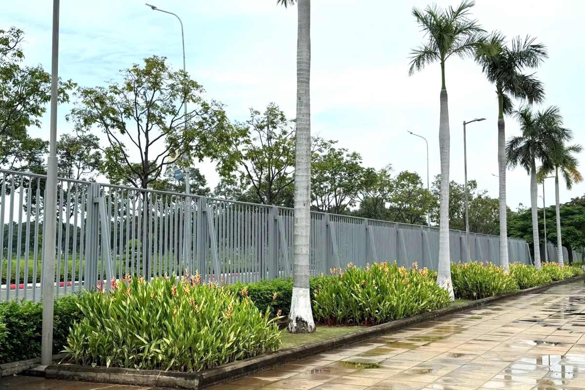 Khuon vien va cay xanh trong Trung tam dang duoc giu gin sach se, cham soc tot. Anh: Thanh An