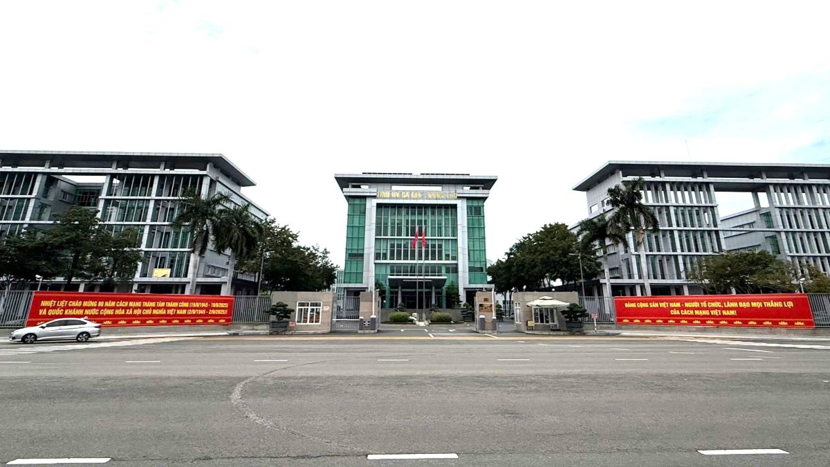 Cong vao Trung tam tu duong Bach Dang, truoc day la toa nha tru so Tinh uy. Anh: Thanh An