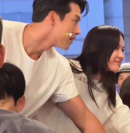 Hyun Bin, Son Ye Jin at the party of the film crew "No Other choice". Photo cut from video