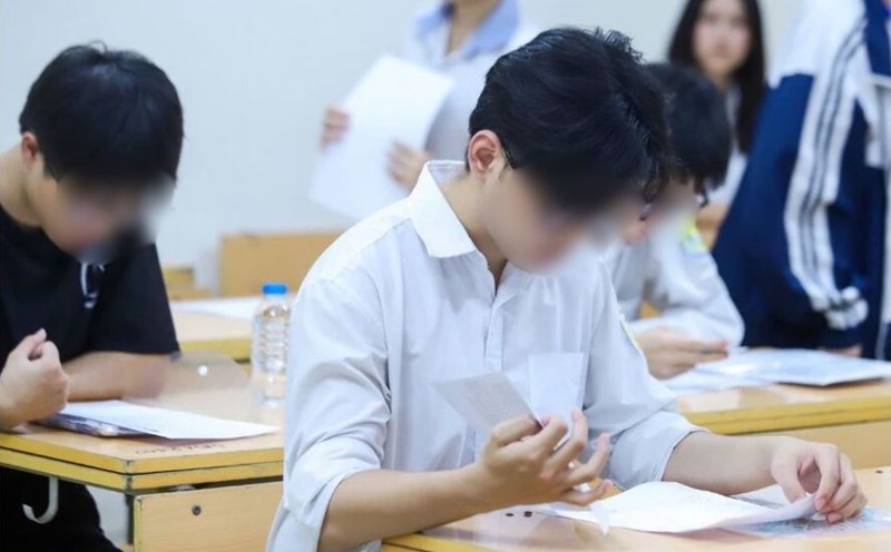 Officially remove disciplinary measures such as suspension of study and warnings for students who violate discipline. Photo: Van Trang