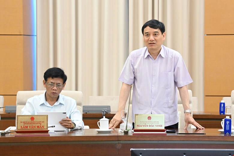 Chu nhiem Uy ban Van hoa va Xa hoi Nguyen Dac Vinh cho biet viec giai quyet tinh trang thieu giao vien khong the noi vuong ve the che. Anh: Quochoi.vn