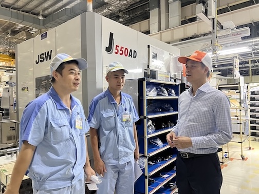 Vice President of the Vietnam General Confederation of Labor Ngo Duy Hieu discussed with workers of Stanley Vietnam Electricity Company Limited (Hanoi) about the emulation movement for initiatives and creativity. Photo: Kieu Vu