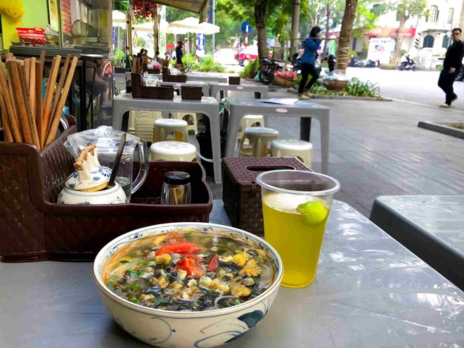 Choose hygienic restaurants to avoid food poisoning. Photo: Luu Ly