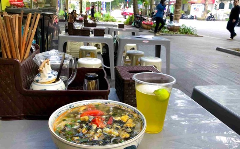 Choose hygienic restaurants to avoid food poisoning. Photo: Luu Ly