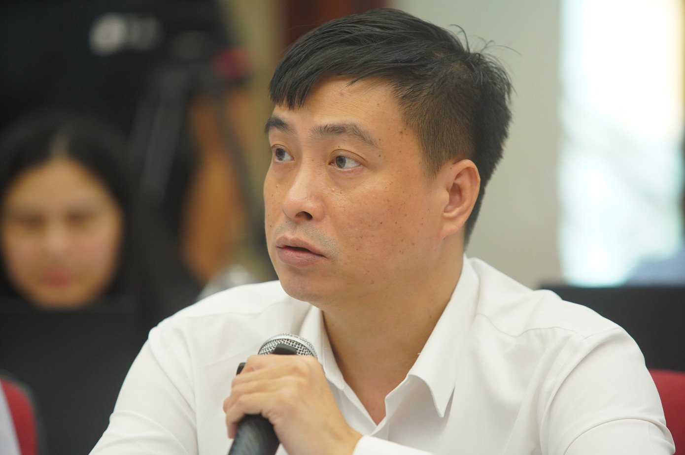 Ong Bui Nguyen Anh Tuan kien nghi can kiem soat chat hon hoat dong buon ban tai cho truyen thong.