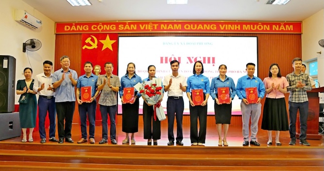 The leaders of Doai Phuong commune congratulated the launch of the Executive Committee of the Doai Phuong commune Trade Union. Photo: Dinh Luyen