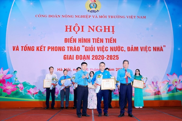 Leaders of the Vietnam General Confederation of Labor and the Vietnam Agricultural and Environment Trade Union presented the Emulation Certificate to the representative of the Veterinary Institute Trade Union. Photo: Thanh Phong