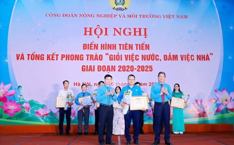 Leaders of the Vietnam General Confederation of Labor and the Vietnam Agricultural and Environment Trade Union presented the Emulation Certificate to the representative of the Veterinary Institute Trade Union. Photo: Thanh Phong