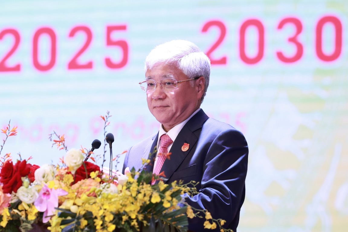 Do Van Chien 동지 - 정치국 위원 당 중앙위원회 서기 베트남 조국전선 당위원회 서기 중앙 단체 베트남 조국전선 중앙위원회 위원장이 대회 폐막 연설을 하고 있습니다. 사진: Hai Nguyen