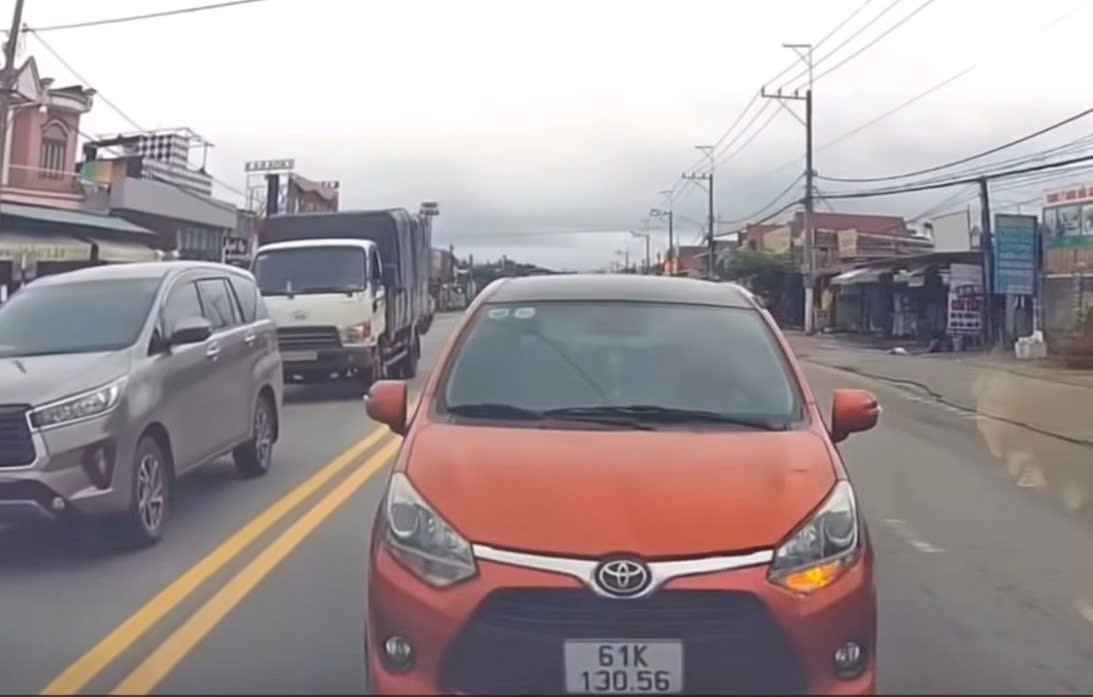 Car going in the wrong direction in Binh Duong ward. Photo cut from a clip provided by a reader