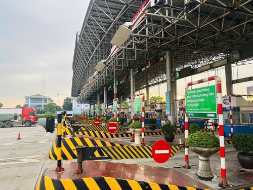많은 차량 소유자가 여전히 교통 계정 업그레이드에 어려움을 겪고 있습니다. 사진: Minh Hanh