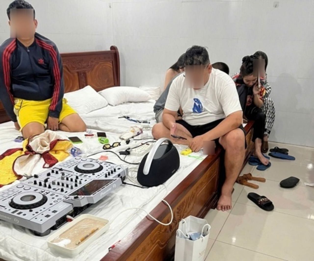 Các đối tượng cùng tang vật bị lực lượng Công an của tỉnh Đồng Tháp phát hiện tại khách sạn sử dụng trái phép chất ma túy. Ảnh: Công an tỉnh Đồng Tháp