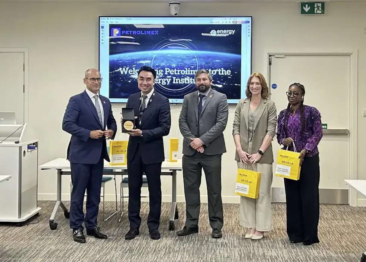 Thanh vien HDQT Petrolimex Tran Tuan Linh dai dien Tap doan nhan ky niem chuong cua Bayes Business School. Anh: Petrolimex