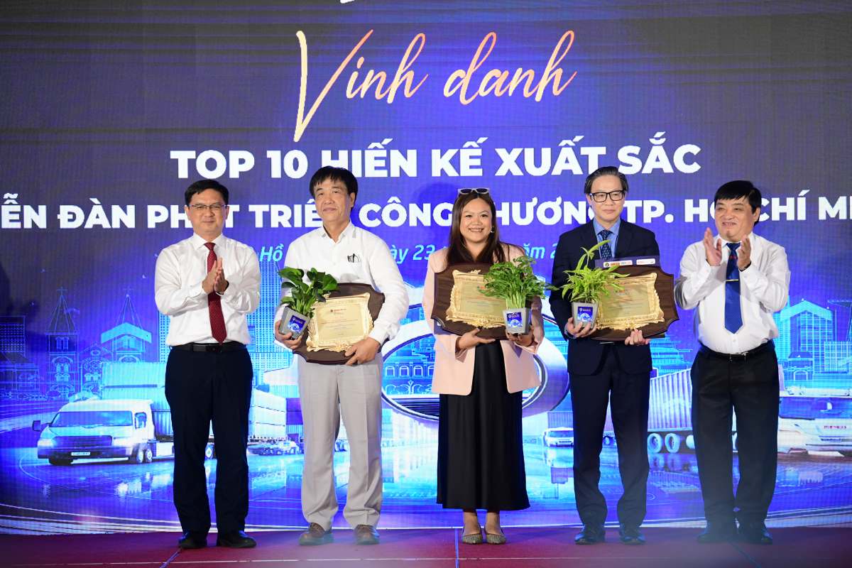 Mr. Nguyen Manh Cuong, Vice Chairman of the Ho Chi Minh City People's Committee (far left) highly appreciated the suggestions and contributions from experts at the forum. Photo: Dinh Quang