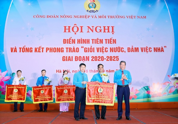 Representatives of the Trade Union of Coffee Company 719 received the Emulation Flag on the topic "Good at public work - Good at home work" for the period 2020-2025 presented by the Vietnam Agricultural and Environmental Trade Union. Photo: Thanh Phong