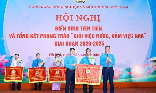 Đại diện Công đoàn cơ sở Công ty Cà phê 719 đón nhận  Cờ thi đua chuyên đề “ Giỏi việc nước - Đảm việc nhà” giai đoạn 2020-2025 của Công đoàn Nông nghiệp và Môi Trường Việt Nam trao tặng. Ảnh: Thanh Phong