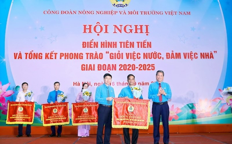Representatives of the Trade Union of Coffee Company 719 received the Emulation Flag on the topic "Good at public work - Good at home work" for the period 2020-2025 presented by the Vietnam Agricultural and Environmental Trade Union. Photo: Thanh Phong